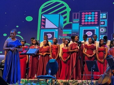 Entre luzes vibrantes e arranjos acústicos, o coro acompanha a fusão entre música popular e linguagem orquestral. O espetáculo procurou transformar repertórios conhecidos em experiência sinfónica ao vivo