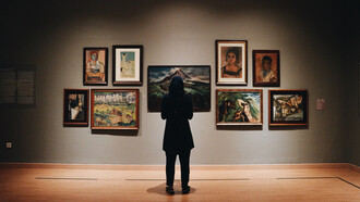 Mujer observa una exposición de arte. Iniciamos una búsqueda para conseguir una imbricación entre la imaginación pictórica y la mística de la literatura garciamarquiana