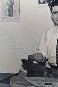 Eugenio Carbone nel suo studio cosentino: un viaggio nell'arte e nella creatività. Scopri la straordinaria personalità di questo talentuoso stilista, modellista e pittore
