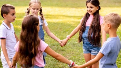 Mano nella mano in cerchio 