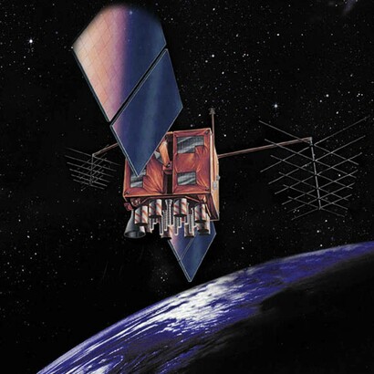 Illustrazione di un satellite GPS-IIR in orbita 