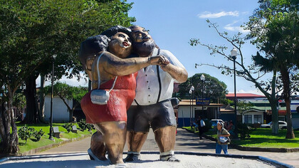 Monumento al baile popular en el parque Próspero Fernández en Alajuela, Costa Rica