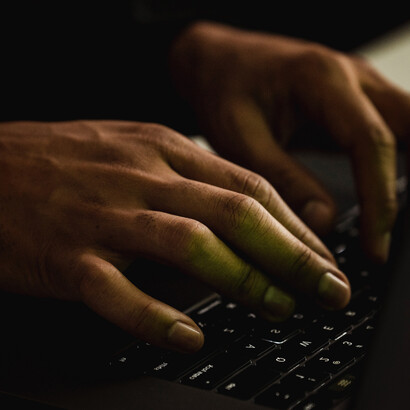 Usuário da internet faz busca de produtos