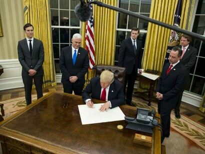 Trump en el Despacho Oval rodeado por parte de su núcleo duro