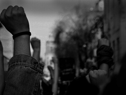 Manifestação popular. As crises diplomáticas são cada vez mais frequentes e em escala e por isso hoje na cena internacional, outros países, com exceção de Cuba, Venezuela, Irão e China, sabem que com o governo brasileiro atual, não se pode e não se deve contar e isto é preocupante diplomaticamente. Se fosse para descrever a atual gestão, descreveria como sendo puramente ideológica e não estratégica e esta não é meramente uma opinião minha, mas transversal entre politólogos e líderes de vários países, os vizinhos à volta do Brasil que o digam



