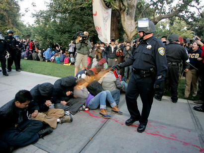 Un teniente en 2011 ataca con gas pimienta manifestantes de la protesta Occupy Wall Street