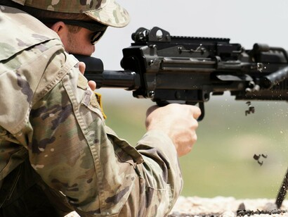 E enquanto isso, a política global assiste. Alguns países lamentam, outros se calam. Há ainda os que se utilizam da guerra como palco para reafirmar poder, vender armas, ou negociar influência geopolítica. É nesse ponto que a coluna muda de foco: onde entra a economia nessa tragédia?


