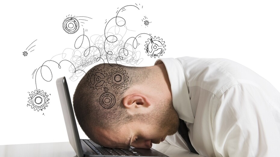 Trabajador estresado a la vuelta de vacaciones