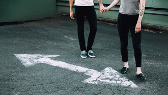 Una pareja separa sus manos e inician un nuevo camino