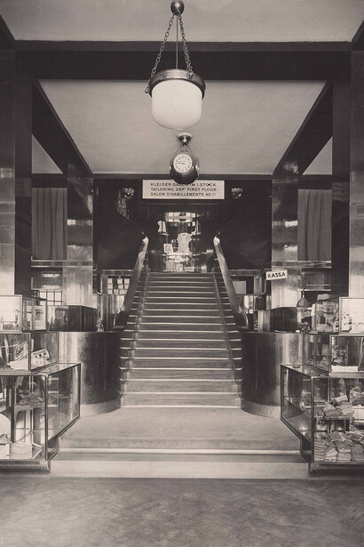 Adolf Loos, Martin Gerlach jun., House on Michaelerplatz, salesroom of the firm Goldman & Salatsch on the ground floor (photo panel of the 60th Hagenbund exhibition), 1930. Mit freundlicher genehmigung des Musa Museum