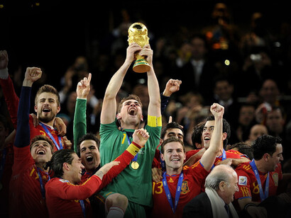 La selección de fútbol de España levanta la Copa del Mundo por primera vez en Sudáfrica 2010