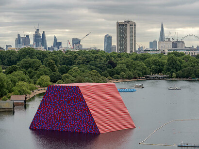 Mastaba. Courtesy of Christo and Jeanne-Claude. Photography: Wolfgang Volz © 1969-2018 Christo