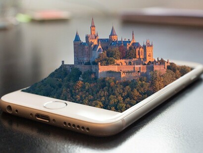 Lo smartphone, ormai, è sotto molti aspetti una grande perdita di tempo: a portata di un click si hanno esperienze immersive di qualsiasi tipo