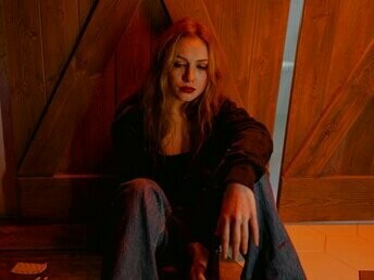 Mulher deprimida. São os abanões da vida que nos mostram onde estão as pontas soltas na nossa vida e como podemos voltar a dar-lhes rumo