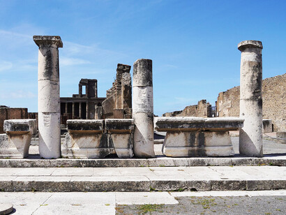 Pompeya fue repoblada tras la erupción del año 79 d.C. por los mismos supervivientes. Columnas dóricas en Pompeya, Italia