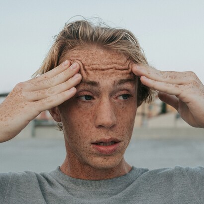 Ragazzo nervoso. Lo stomaco è il nostro secondo cervello: le emozioni intense possono farlo vibrare come un'orchestra di sentimenti