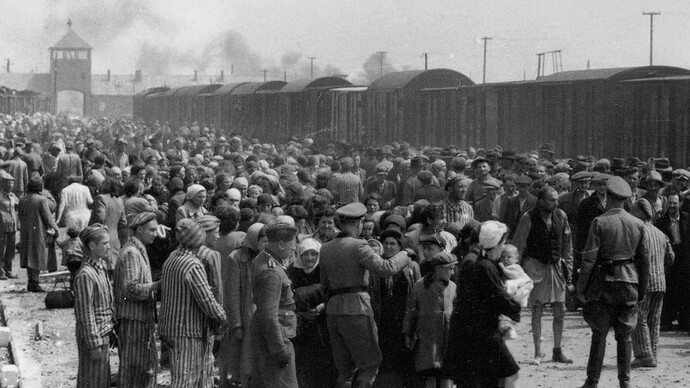 Judíos húngaros tras bajar de los trenes en Auschwitz, 1944