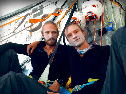 Louna Ladevant et son frère. Ces deux frères n’ont pas reçu une éducation commune. Leur mère les a élevés dans une yourte, en montagne. Sans eau, ni électricité, ils n’avaient pour jouer que la montagne