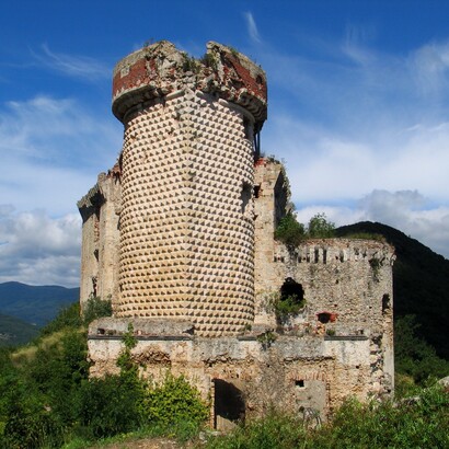 Castel Gavone (o Govone) era la sede principale dei marchesi Del Carretto, signori di Finale. È situato presso l'odierna frazione di Perti a Finale Ligure, in provincia di Savona, Italia