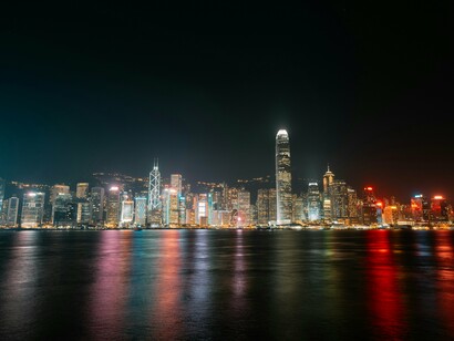 Victoria Harbour em Macau, na China. Victoria Harbour continua, continuará magnífico, numa luz contundente acircando Novo Ano Lunar