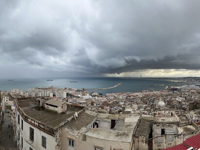 La cuestión de la propia aceptación no se resuelve al desplazarla a personajes de gran relieve histórico, intelectual y moral. Porque el problema es, en primer lugar, de uno mismo. Patrimonio arquitectónico y cultural de la Kasbah de Argel, Argelia