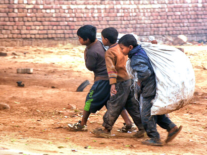 O que determina bem-estar ou mal-estar é variável, e são as condições de vida que estruturam ou desestruturam o humano; Crianças na India