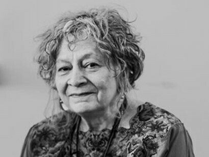 Rita Segato sviluppa l'idea che le relazioni di genere siano un campo di potere e che sia un errore parlare di crimini sessuali, poiché questi dovrebbero essere considerati "crimini di potere, di dominio, di punizione"
Lo scopo di Las Tesis è diventato globale, dopo che i movimenti femministi in dozzine di paesi hanno adottato e tradotto la performance per rivendicare le richieste locali per la cessazione e la punizione dei femminicidi e della violenza sessuale, tra gli altri.
Judith Butler, una filosofa poststrutturalista americana che ha dato importanti contributi al femminismo, alla filosofia politica e all'etica; è uno dei teorici fondamentali della teoria queer
POSTI CORRELATI