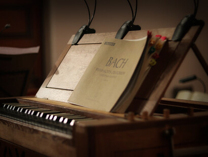 Un libro sobre las composiciones de Bach encima de un piano