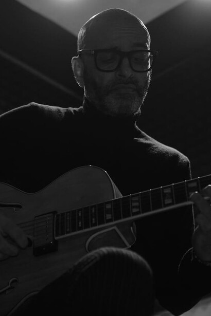 Paolo Sala. "Solitude", il primo album di Paolo Sala, caratterizzato da composizioni originali per chitarra sola, che riflettono una dimensione solitaria e riflessiva