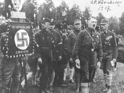Gregor Strasser, dietro Adolf Hitler, alla sinistra Heinrich Himmler, Raduno del partito nazista a Norimberga, 1927