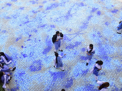 Imran Qureshi, Out of Blue, 2020. Installazione site specific  creata in collaborazione con la Zindagi Trust Foundation e Shehzad Roy per sostenere la Khatoo-i-Pakistan Government Girls School. Courtesy of the artist