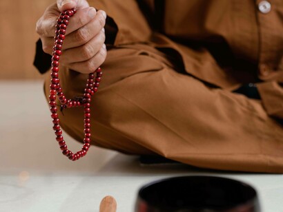 Uomo in meditazione: "Marcello... quando medita nella posizione del Mezzo Loto..."