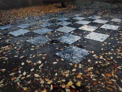 Shelagh Wakely, Rainsquare, 1994, Aluminium leaf on glass patterned by falling rain, 6 x 6 m