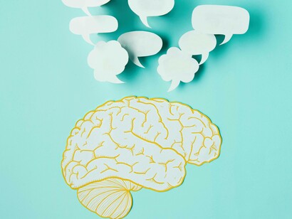 Illustrazione di un cervello con tanti pensieri in forma di fumetto