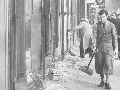 Estos pogromos fueron dirigidos contra los ciudadanos judíos y sus propiedades, así como también la destrucción de las sinagogas de todo el país