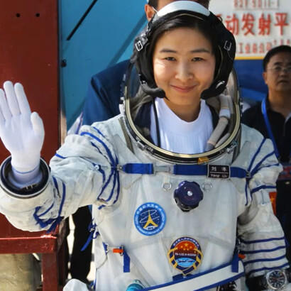 La takonauta Liu Yang saluta il pubblico
