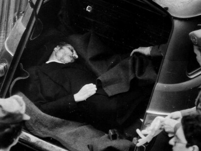 Il corpo di Aldo Moro ritrovato all'interno della Renault 5 in Via Caetani