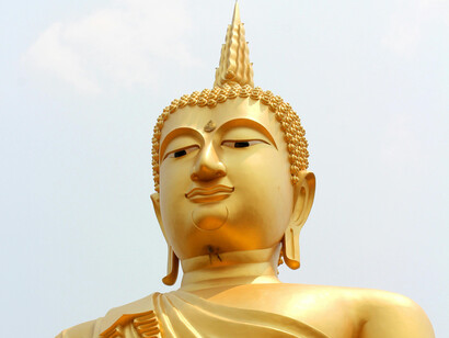 A construção da estátua de Buda no templo  Wat Muang na província de Ang Thong, Tailandia é feita de concreto e pintada de ouro