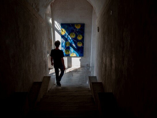 Gregor Becker e una delle sue opere in una foto Maurizio Di Giovancarlo - Tuscia Fotografia