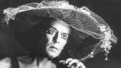 Il suo corpo alla fine era senza spazio, senza tempo