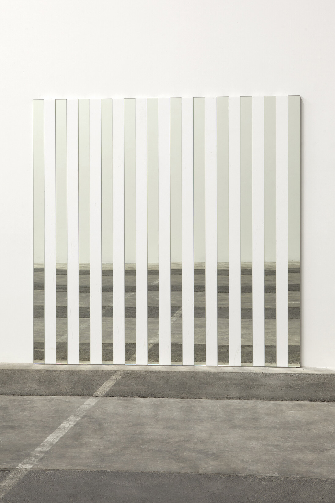 Daniel Buren (1938-), Miroir / Blanc Thasos (Gréce) - 23 lattes, travail situé, 2015, Mirror and marble, 200 x 200,1 x 3 cm
