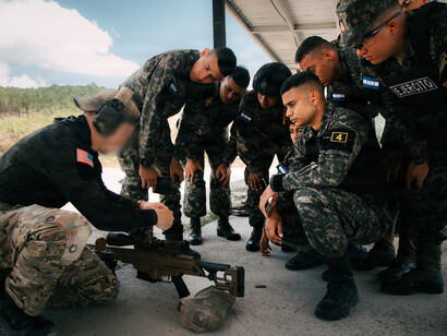 El componente militar de la injerencia se fue intensificando, con el bombardeo de pequeñas embarcaciones en aguas territoriales venezolanas con el pretexto de que transportaban droga. Así surgió la caracterización del Estado bolivariano como Estado narcoterrorista. Mayo 2026, los Boinas Verdes en Honduras