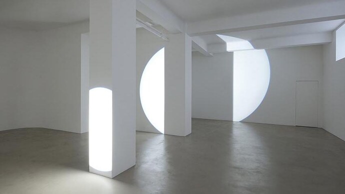 Michel Verjux, Tout ou partie, veduta della mostra. Cortesia di A arte Invernizzi