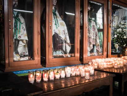 Teche con santi all'interno della chiesa