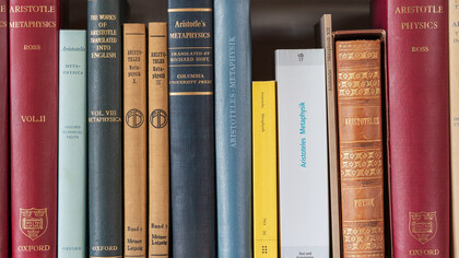 Estantería con diversas ediciones de la Metafísica y la Física de Aristóteles