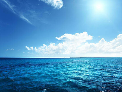 Mar alumbrado por un sol blamco