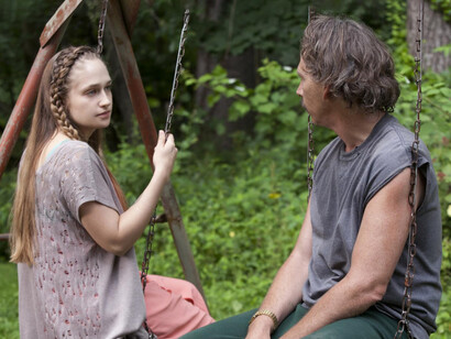 La serie evidencia que la moda por sí sola no comunica; somos nosotros quienes transmitimos nuestras emociones, preferencias y personalidad a través de la ropa