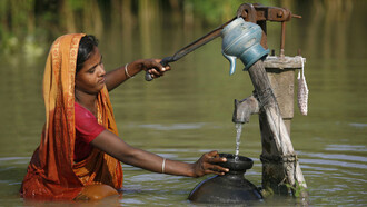 En Bangladesh, la escasez de agua potable la convierte en un recurso precioso