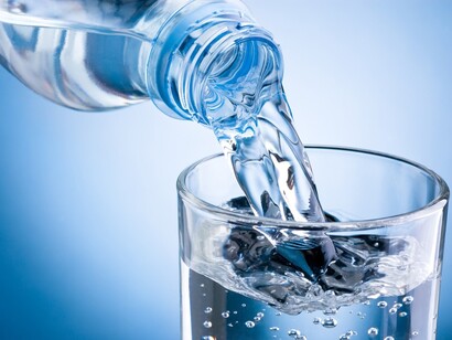 Botella y vaso de agua mineral