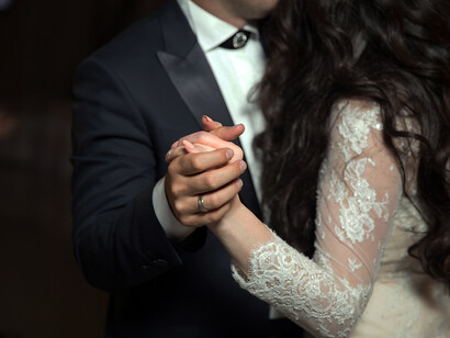 Buscando os homens com largas contas bancárias, as mulheres procuram o macho alpha